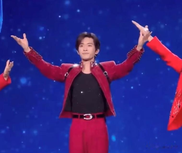 春晚名场面！王一博获好评，易烊千玺垫肩抢镜，热巴让人认不出