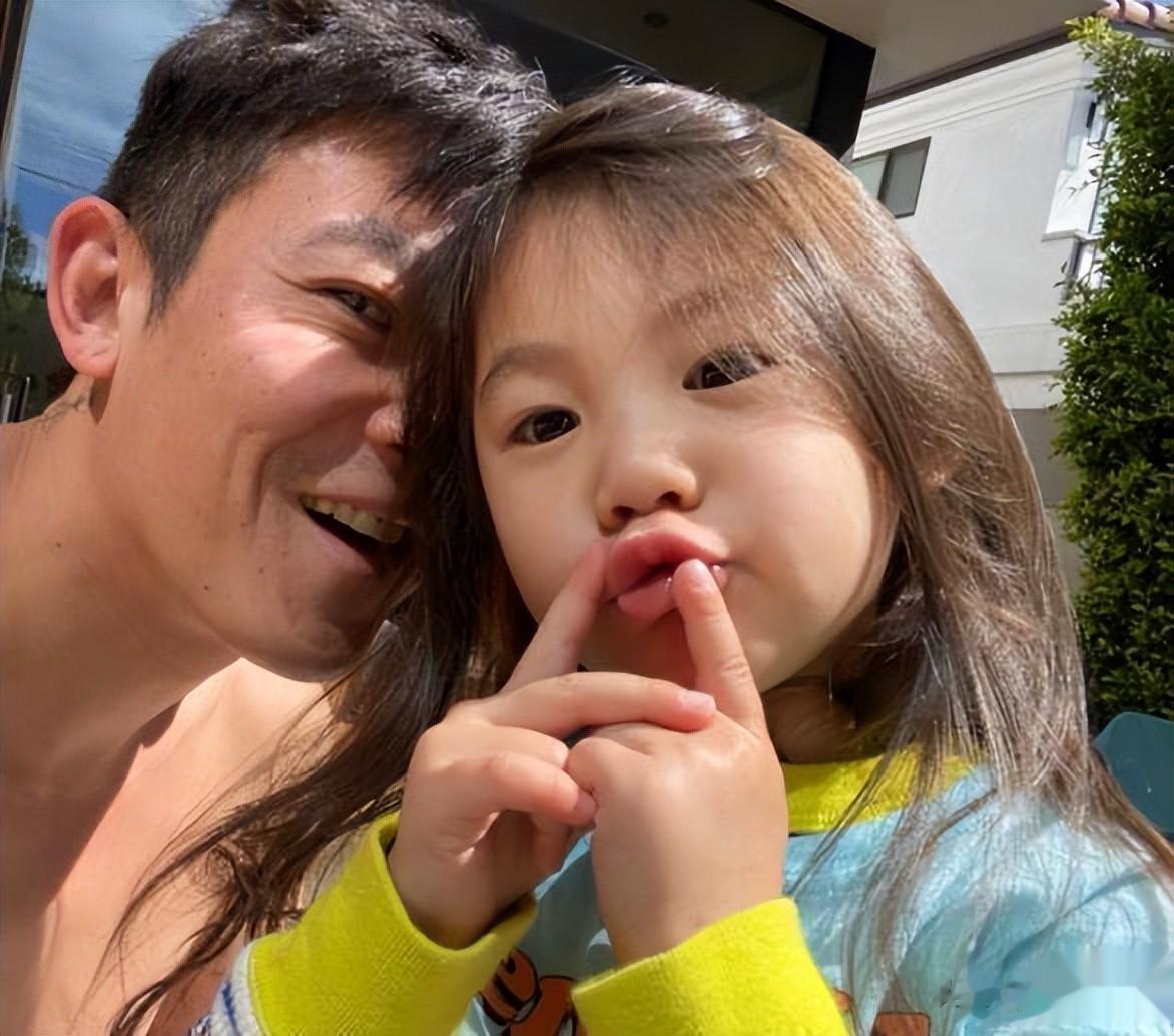 陈冠希母亲有多美？肤白貌美腿又长，难怪陈冠希当年女人缘那么好