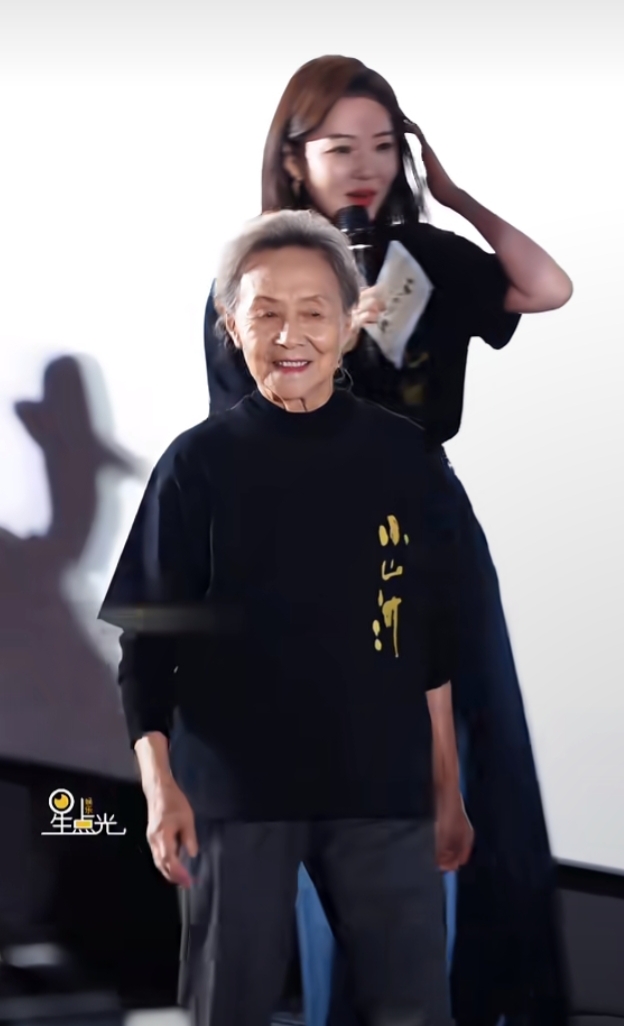 吴彦姝出席电影《小山河》首映礼,87岁状态优雅端庄尽显从容