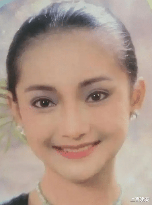 被丑手指拖累的6位明星，长了一张好看的脸，但伸出手能把人笑死