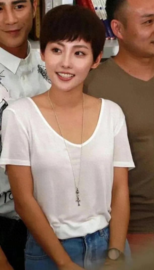 张嘉倪早期照片