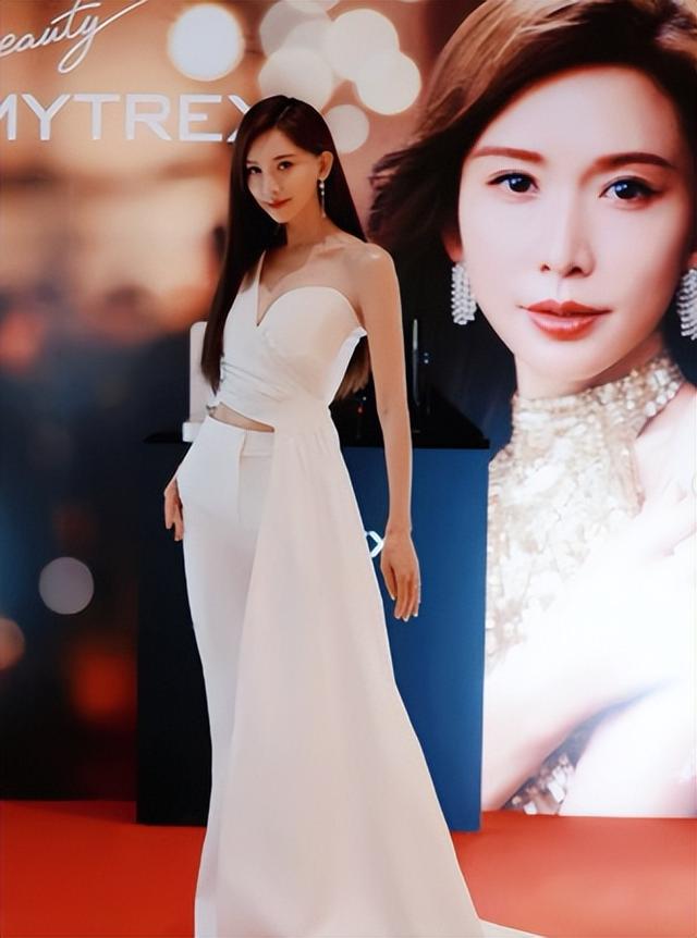 50岁林志玲现身日本活动，大方秀出身材，网友惊呼：说30岁我也信