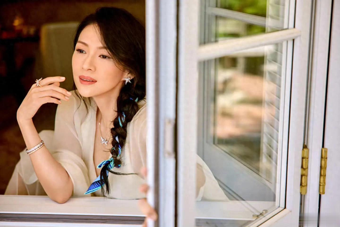 章子怡赤脚逛花园,她用丝巾扎麻花辫很清纯,她的面相变温柔了!