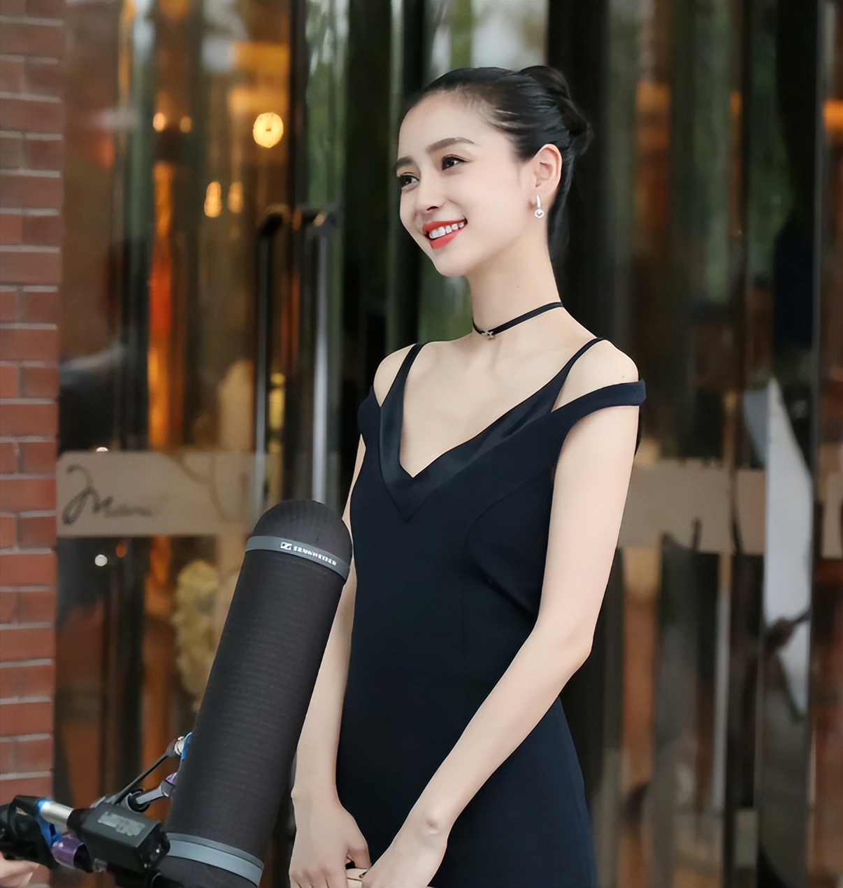 杨颖带娃和黄晓明妈聚餐,生图皮肤白又紧很少女,前婆婆一脸笑意