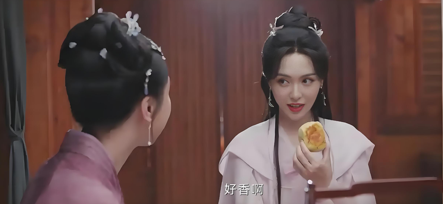 《念无双》41岁唐嫣吃油饼被嘲演技差，反观赵丽颖吃播却广受好评