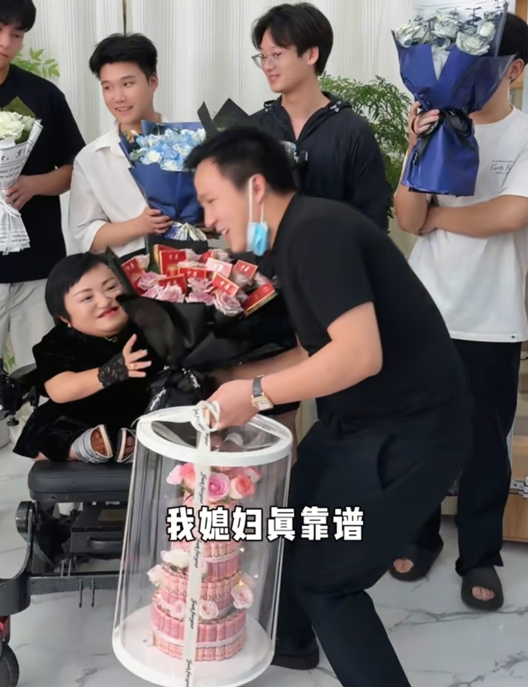 李喜梅给老公送四层人民币的蛋糕过生日，何伟豪高兴的合不拢嘴