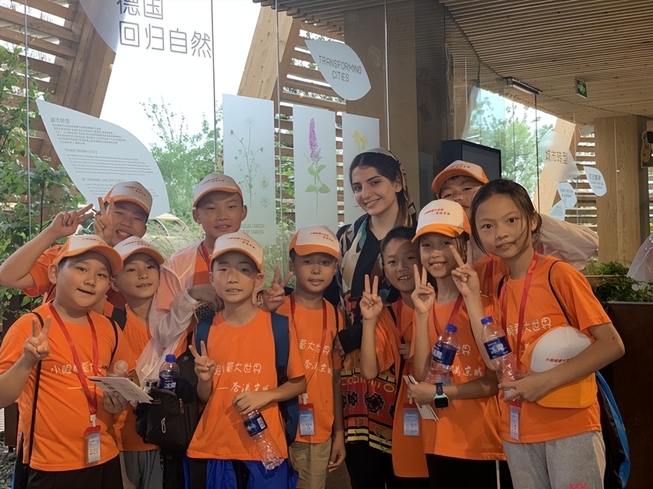 万圣节马德里街拍!Amber带三娃现身,女巫装里藏新生