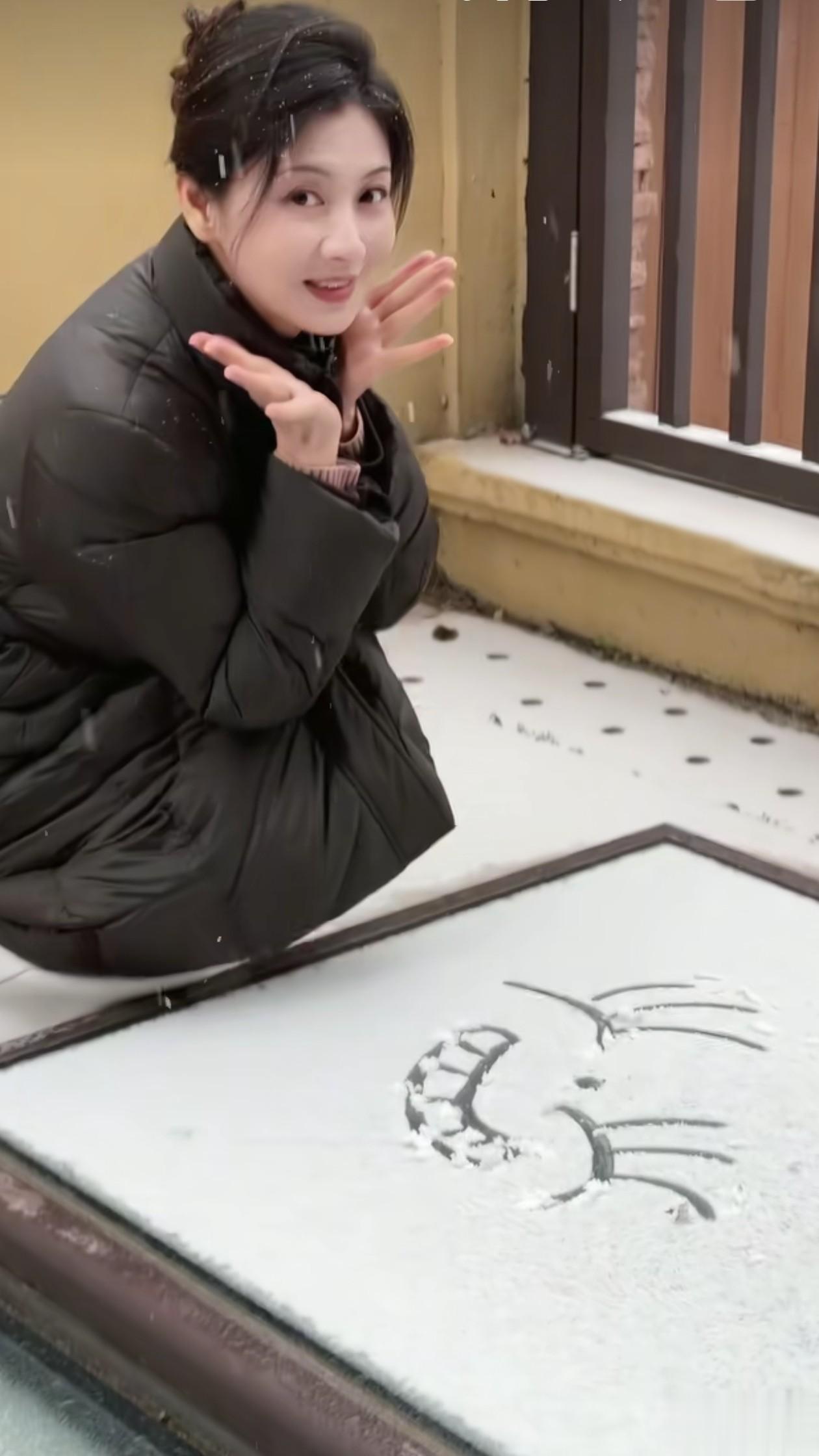 42岁斓曦穿黑色立领羽绒服在雪地走，网友直呼羽绒服是10年前款式