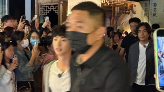 伊能静老公儿子录综艺，秦昊有意当陪衬，恩利走最前面似顶流