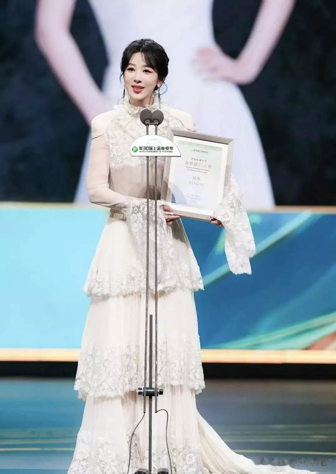 夜色温柔,初见杨紫的惊艳终会淡去,唯有相知的默契方能细水长流