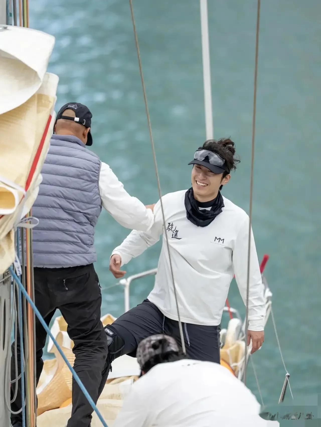 13日窦骁在中国香港参加帆船比赛，无修图竟然疲惫不堪，有了胡子