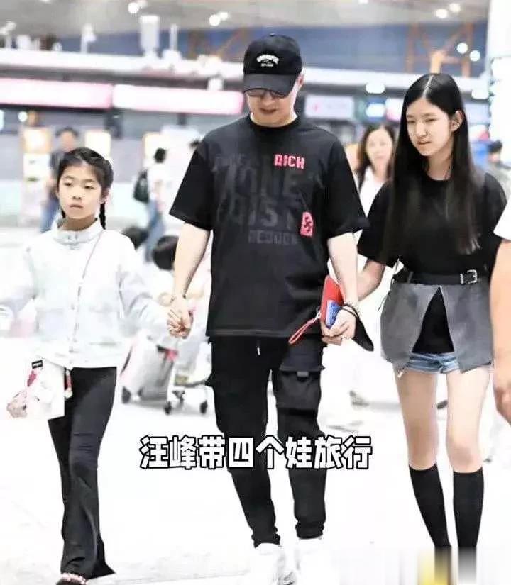 汪峰爱太深!机场搂着森林北不撒手,女儿低头发呆,路人表情亮了