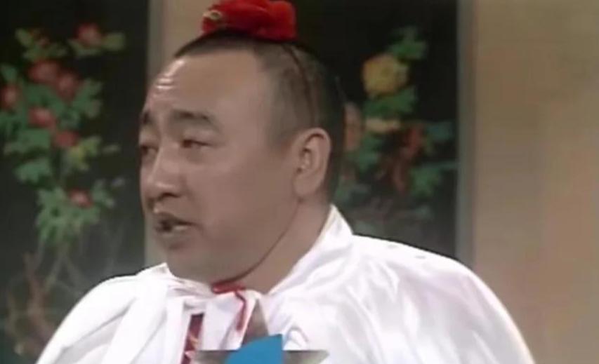 84岁老戏骨独居香港，靠圈内好友接济生活，儿女定居国外很少联系