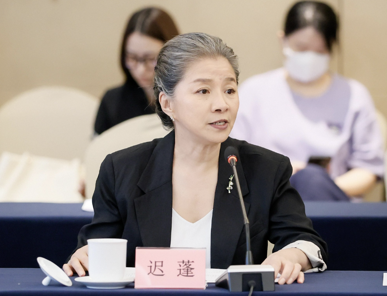 被5位妈妈辈女星惊艳：白发不染，衣不装嫩，秒了内娱一堆医美脸