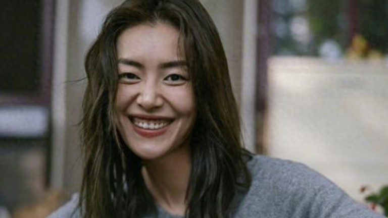 顶刊“官宣”！刘雯井柏然六年恋情，引舆论新焦点