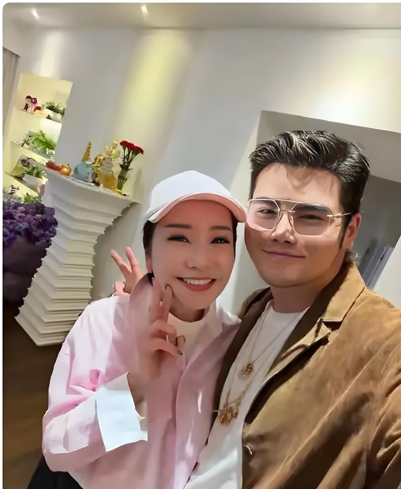 74岁狄波拉为男友人庆祝生日，两人肢体接触亲密，看起来关系真好