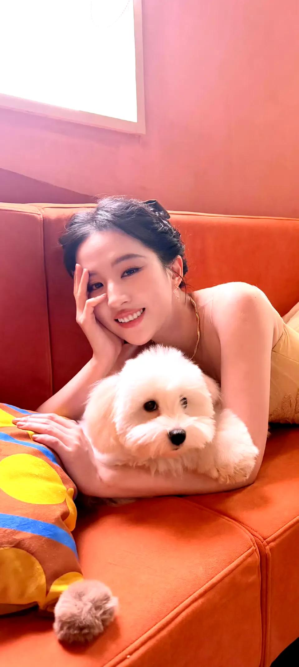 刘亦菲抱着小狗也太甜了吧