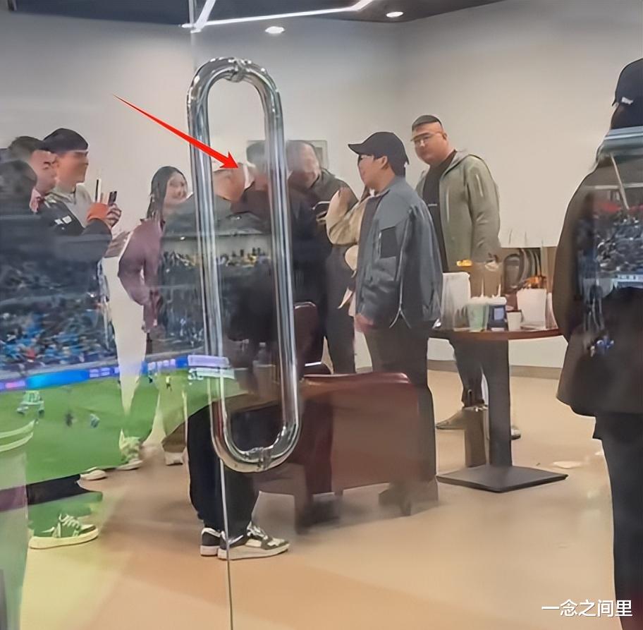 郭麒麟现身天津球赛，复胖20斤引关注，粉丝怼脸拍仍保持淡定