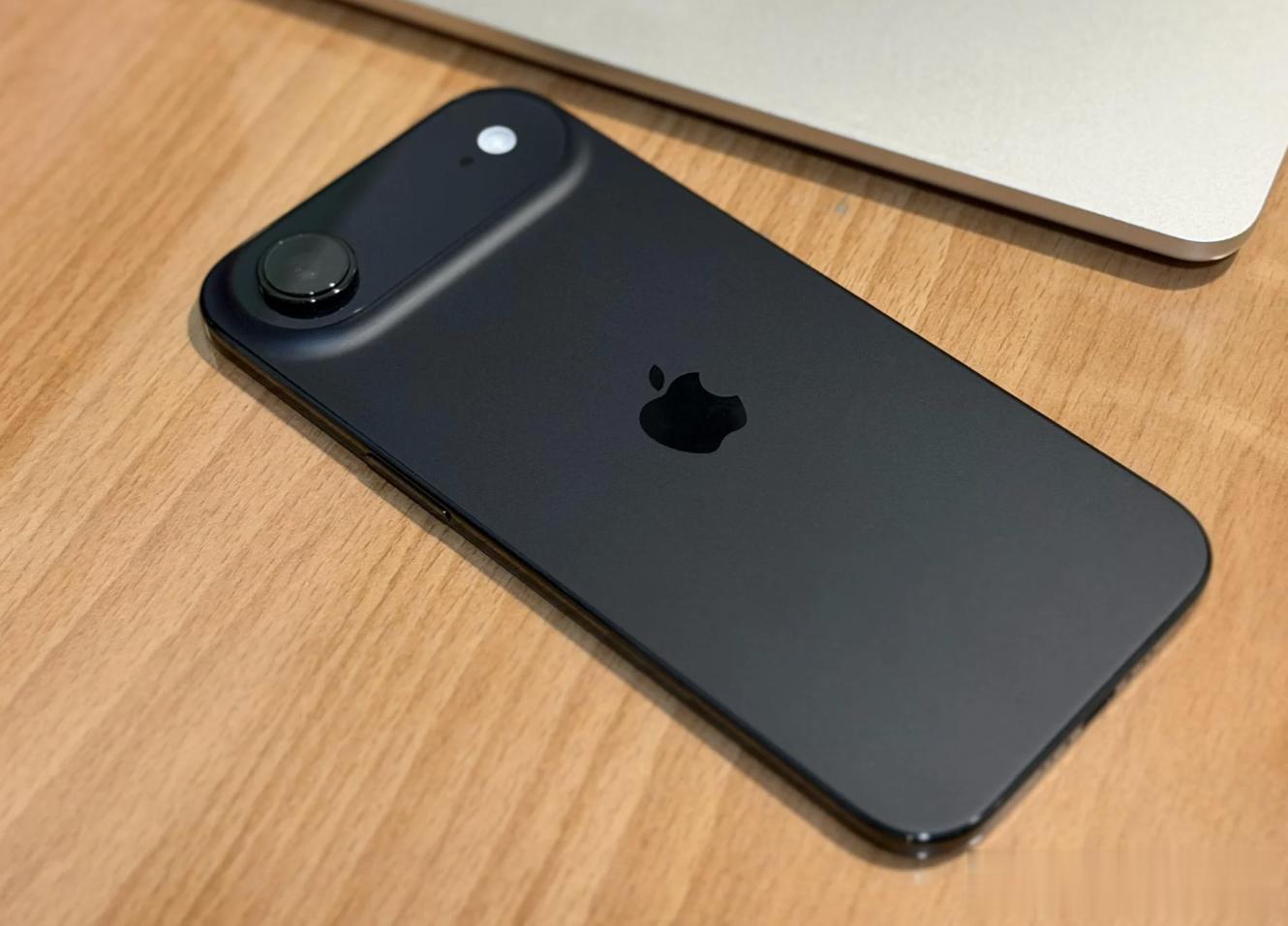 iPhone Air 兩周實測｜輕薄設計與日常性能的平衡產物