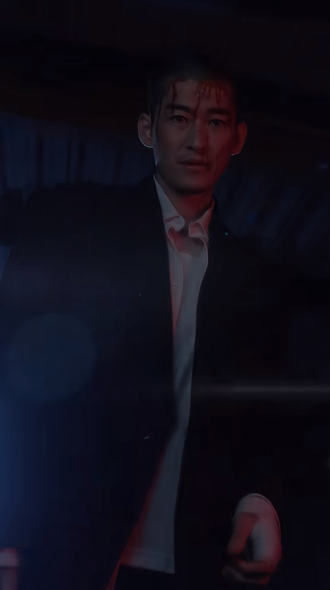 张翰现身餐馆用餐被偶遇,与路人热情合影,寸头短裤清爽帅气