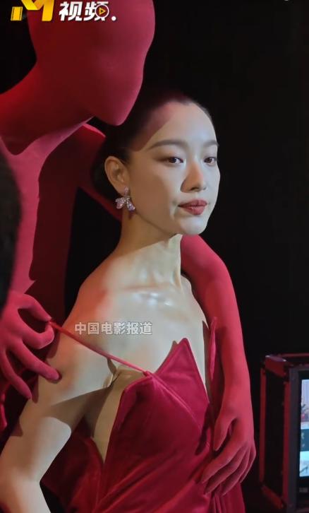 上海这一夜：刘诗诗穿成“黑寡妇”，倪妮背布洛芬小人，热巴惊艳