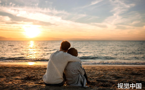 老公要与别的女人结婚，我当众大声：离婚证没领，你想犯重婚罪？