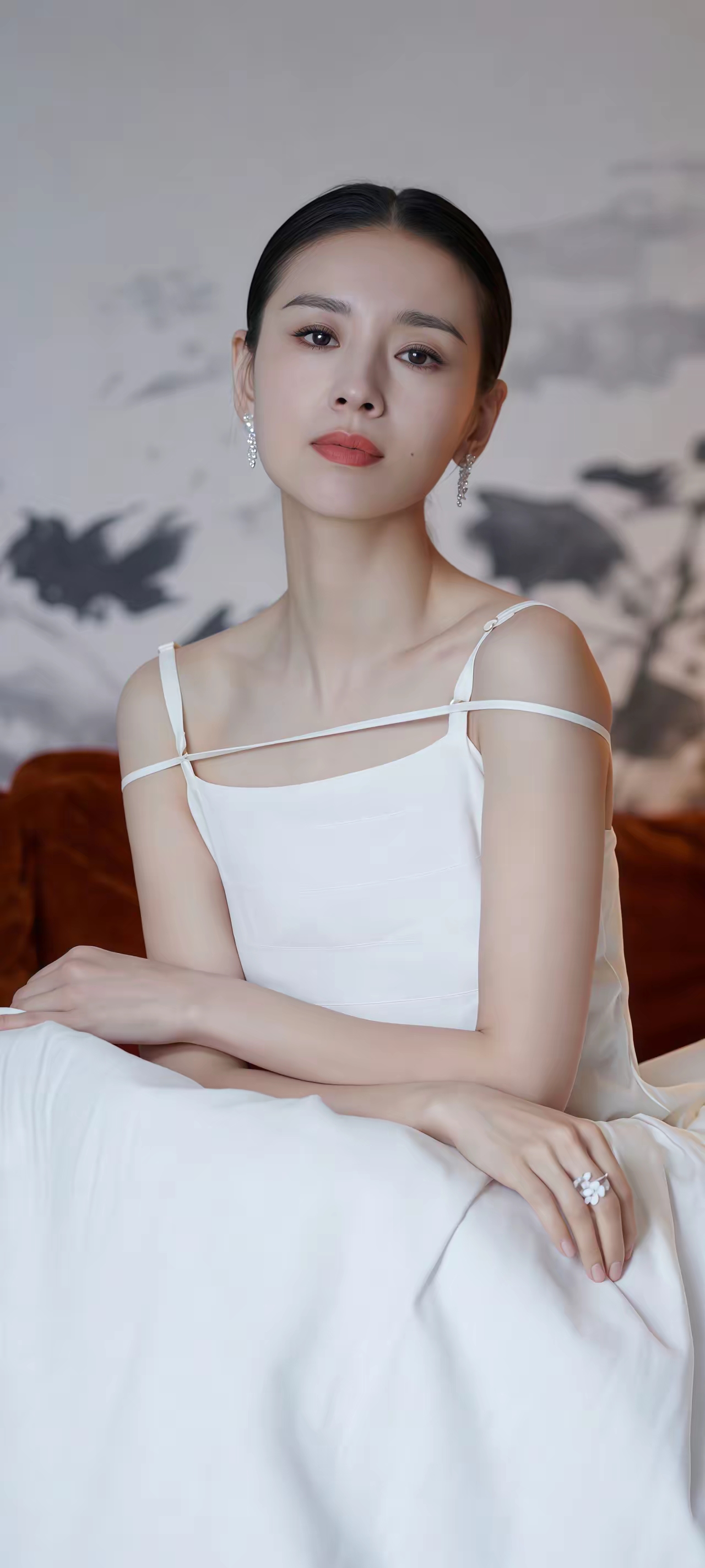 美女董洁：在争议与光芒中前行的演员