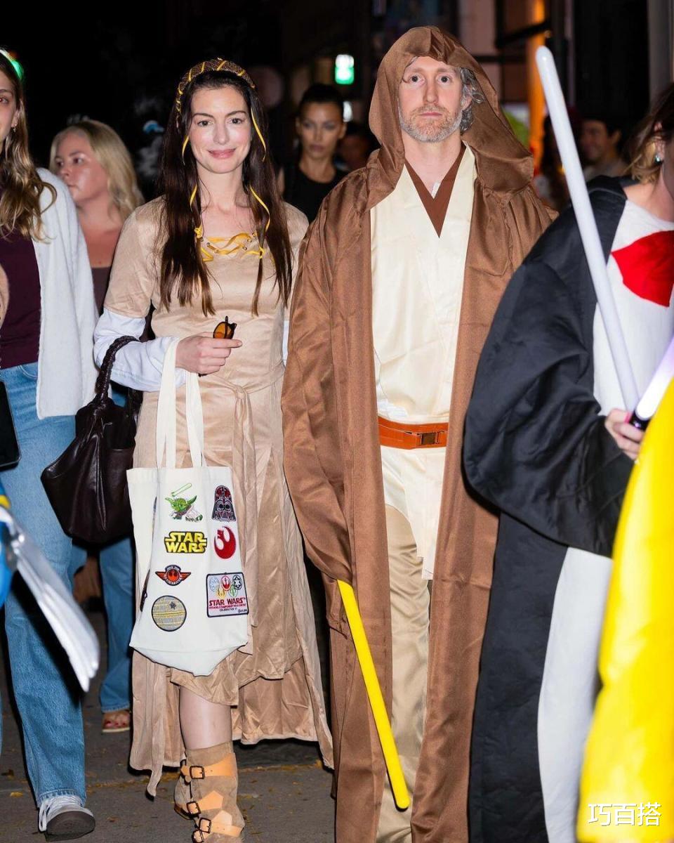 海瑟薇家庭度假也像拍电影！穿比基尼化淡妆，老公孩子陪着真幸福