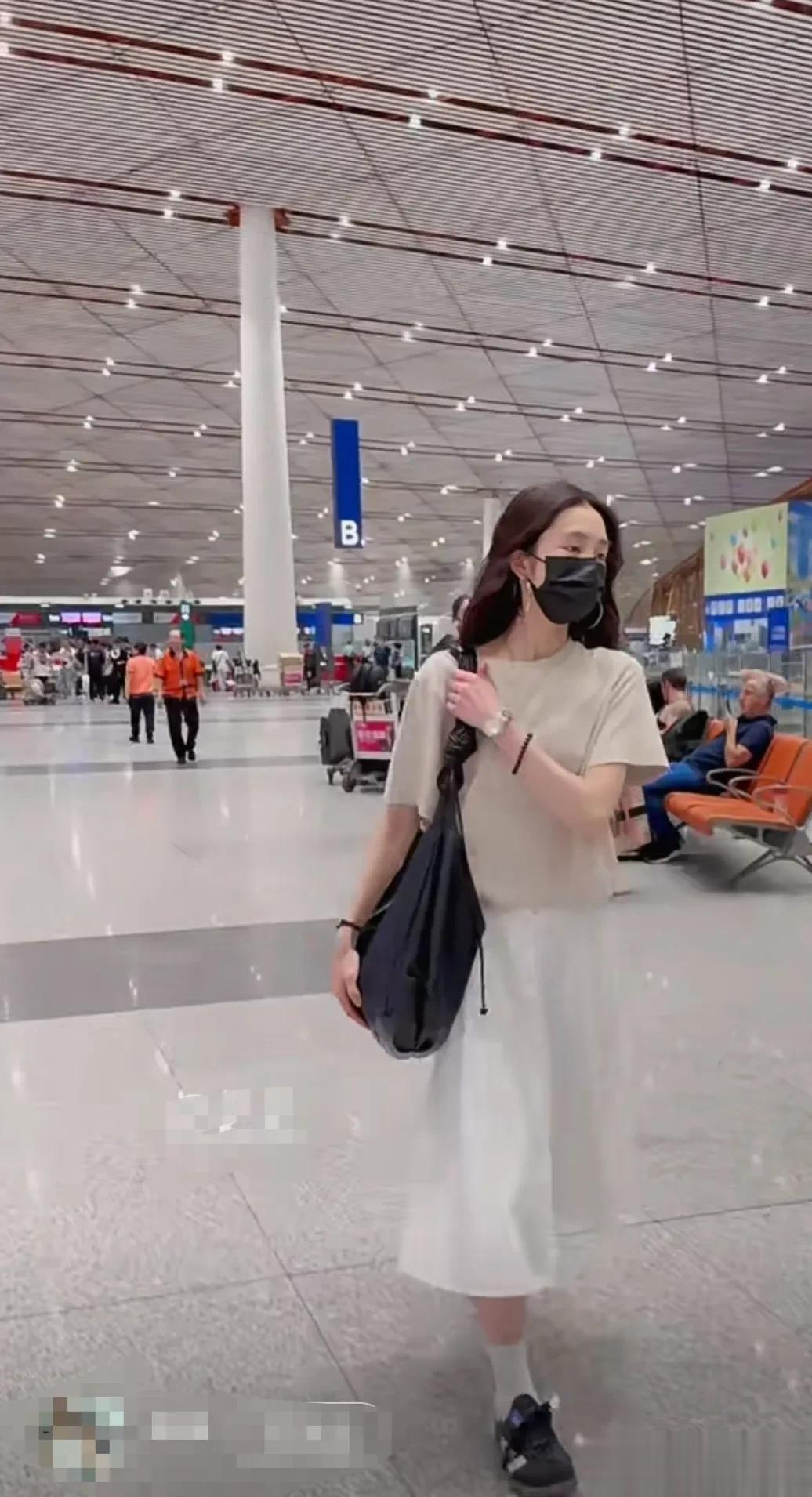 黄磊女儿黄多多现身机场，长发飘飘青春靓丽，穿搭简约大方得体！