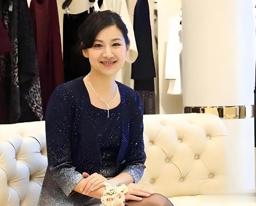 她是金牌美女主持，嫁上海首富生3个孩子，54岁看着像34岁好年轻
