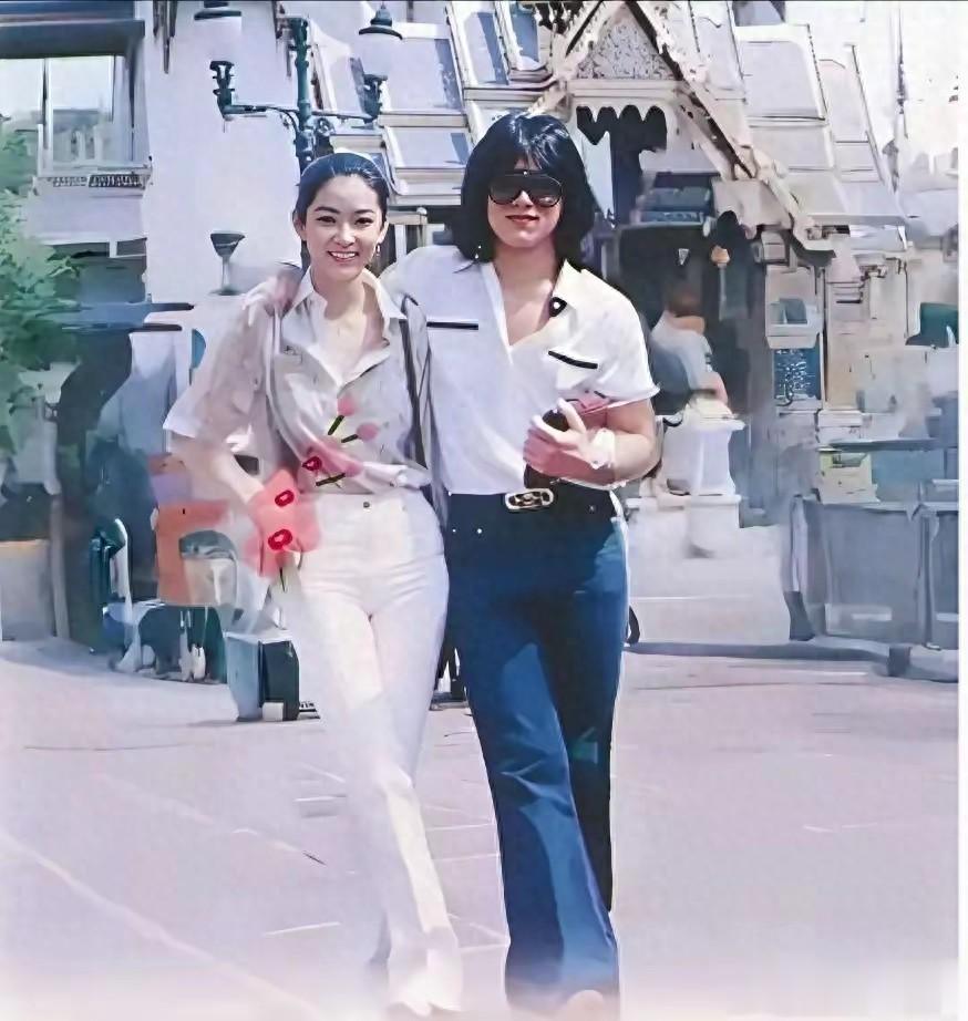 一张照片勾起青春回忆，25岁的成龙和24岁的林青霞留下了珍贵合影