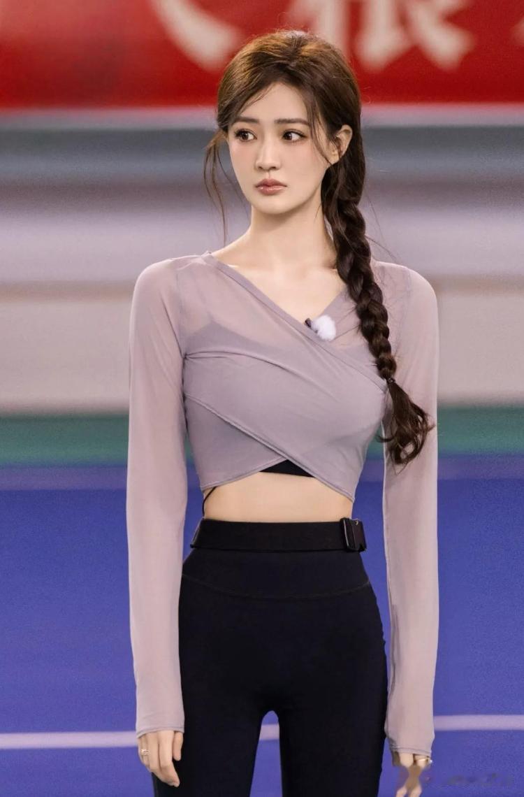 31岁徐璐真是越来越好看了，最漂亮的方脸女明星，小蛮腰让人艳羡