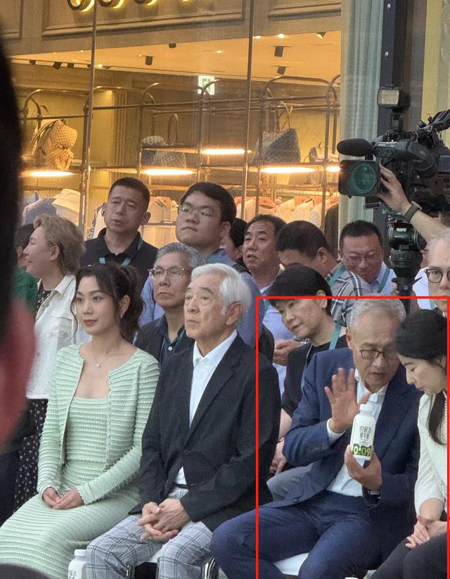 郭晶晶香港参加活动,稳坐第一排C位,身旁大佬与其交流全程低头