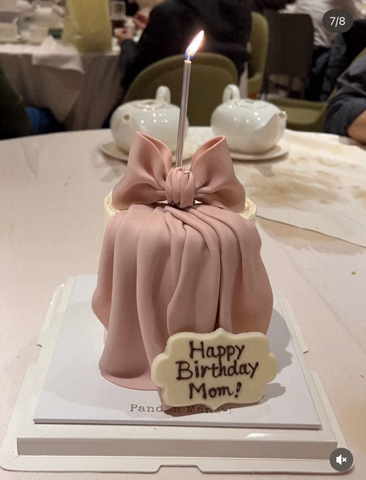 名媛薛芷伦庆祝62岁生日，一身少女装扮状态年轻，仨子女低调现身