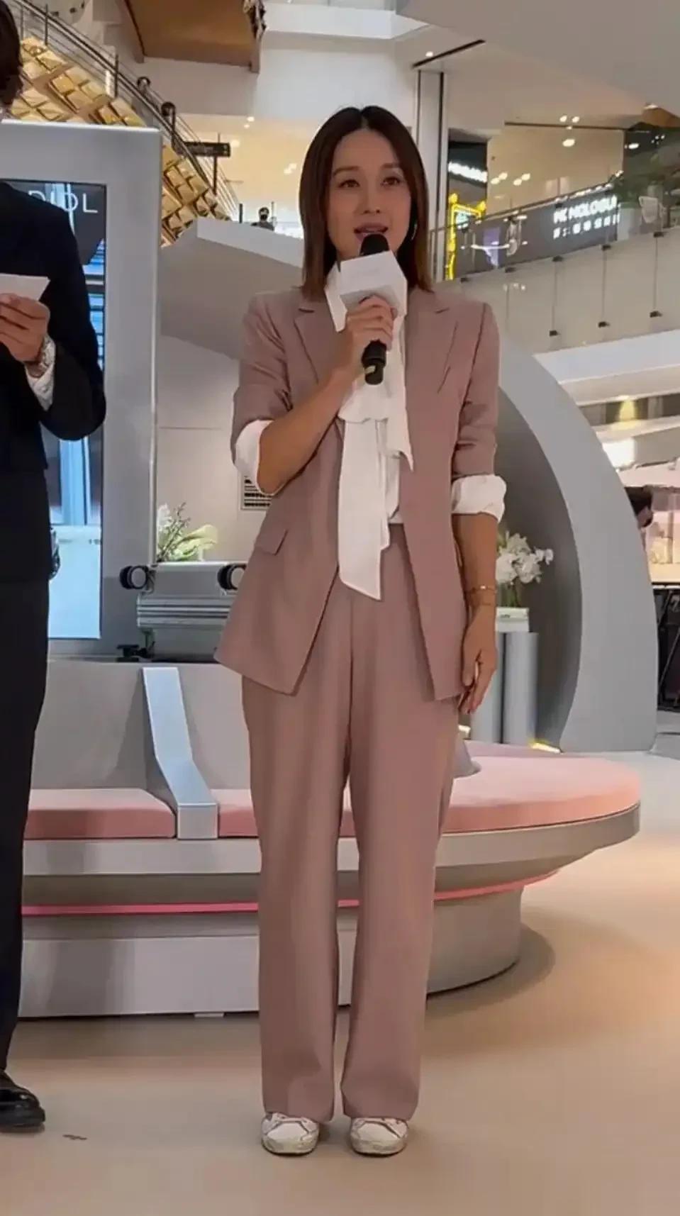 马伊琍新剪了中长发年轻10岁,穿粉西装+白衬衫,美到差点认不出