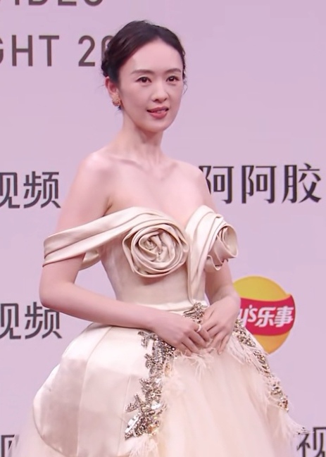 这一夜 宋佳像猛虎下山！穿旗袍美到脚趾尖 完全不顾倪妮赵露思死活