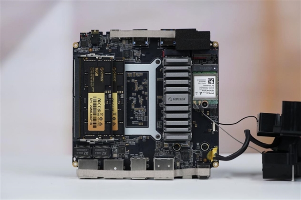 致敬蘋果Mac Pro刨絲器！奧睿科Omini Pro迷你機圖賞