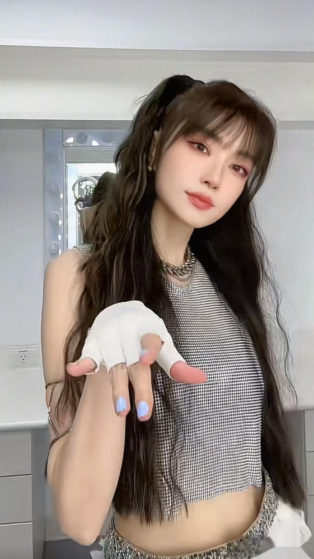 50岁谢金燕最新穿搭：露脐背心+短裙，尽显小蛮腰，状态好得像28