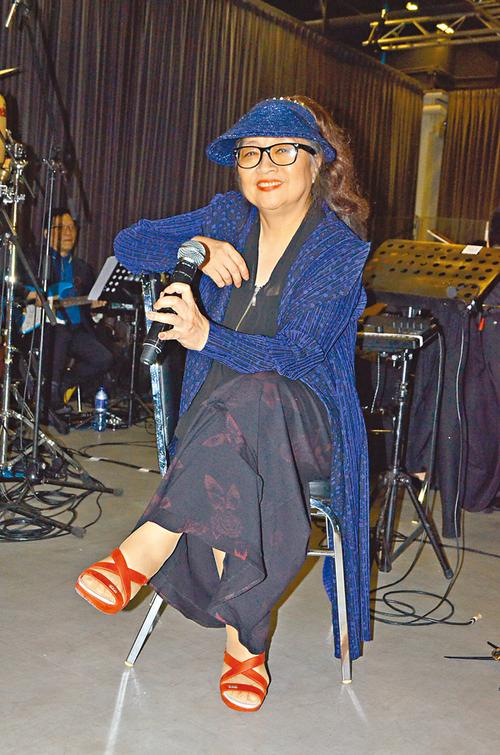 刘德华当众给她下跪，春晚为她让步，央视都宠的她晚年被骂上热搜