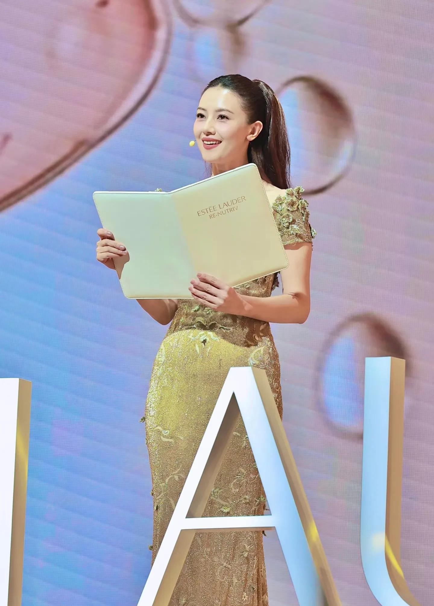 顶级骨相碰撞！49岁曾黎和46岁高圆圆同框，周围的人瞬间黯然失色