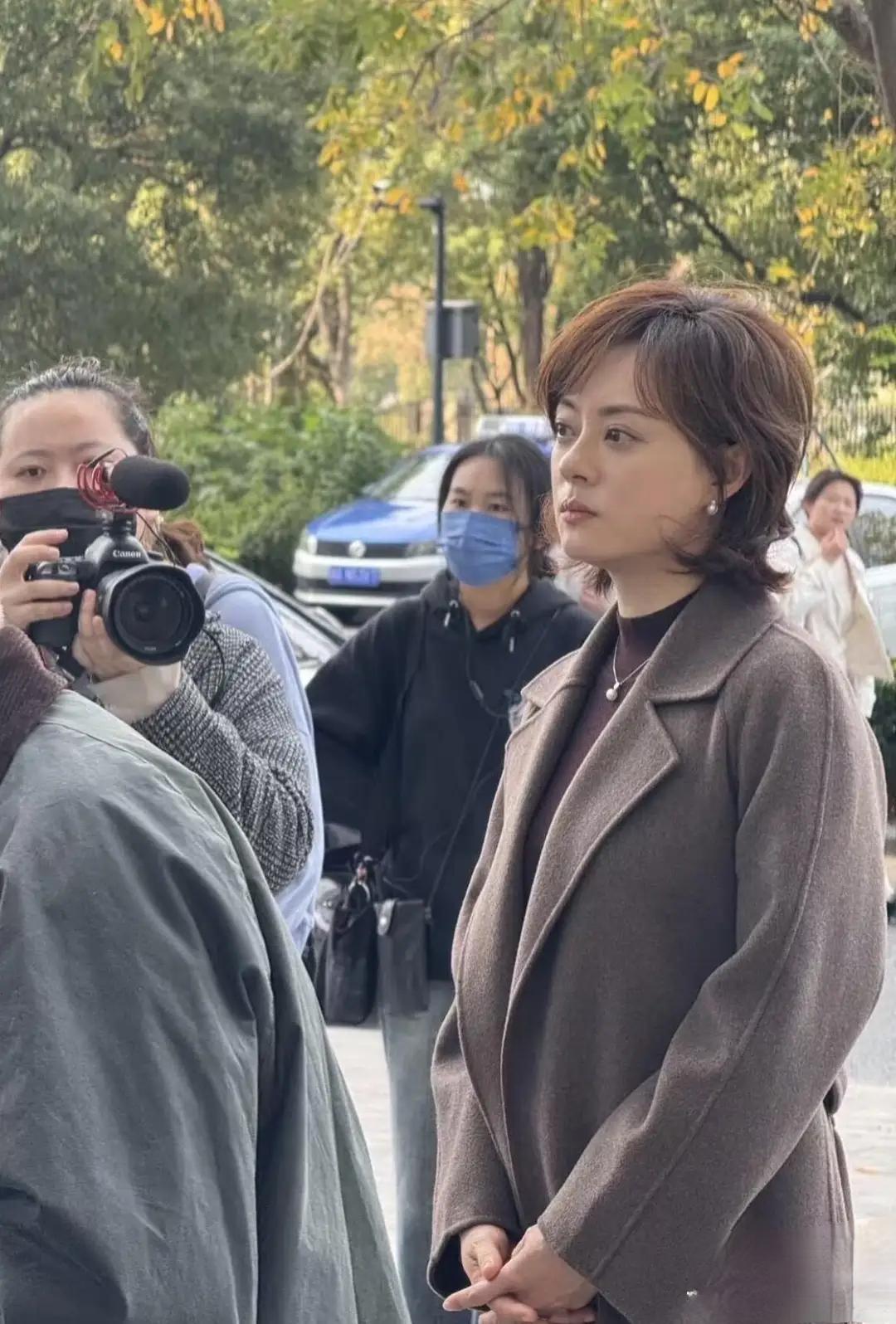 孙俪无锡拍戏,灰色毛呢大衣配短发,又瘦又美气质优雅