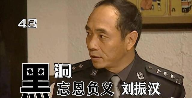 71岁老戏骨生病，住普通病房又黑又瘦，穿廉价塑料鞋，演过彭德怀