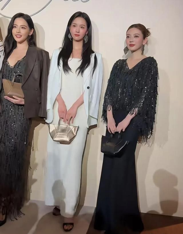 37岁张嘉倪复出首秀变化大！五官轮廓神似刘诗诗，还被质疑丰唇