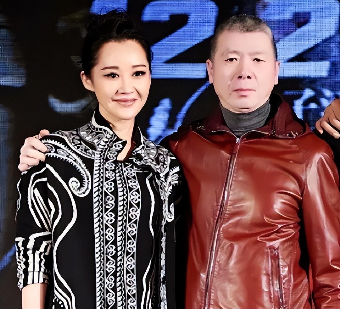 58岁徐帆近照美人迟暮!皮松肉垮老到不敢认,步履蹒跚像走不动路