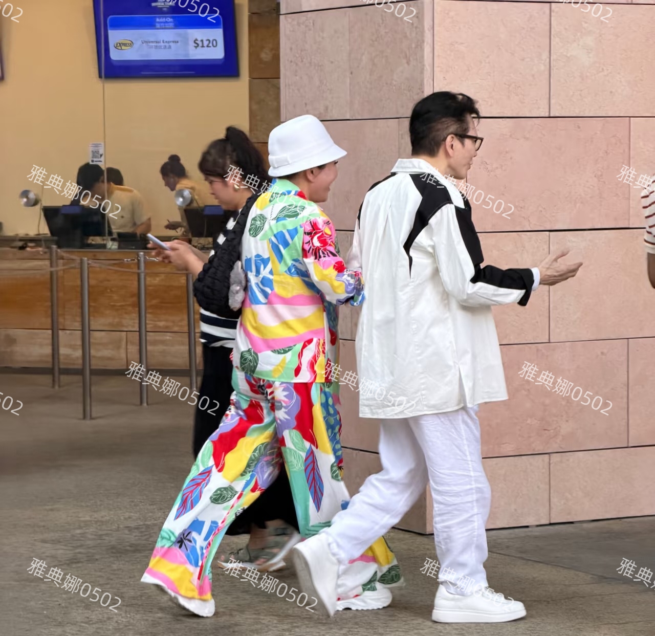 环球影城偶遇向佐一家，郭碧婷又高又白很女神向太打扮鲜艳气场强