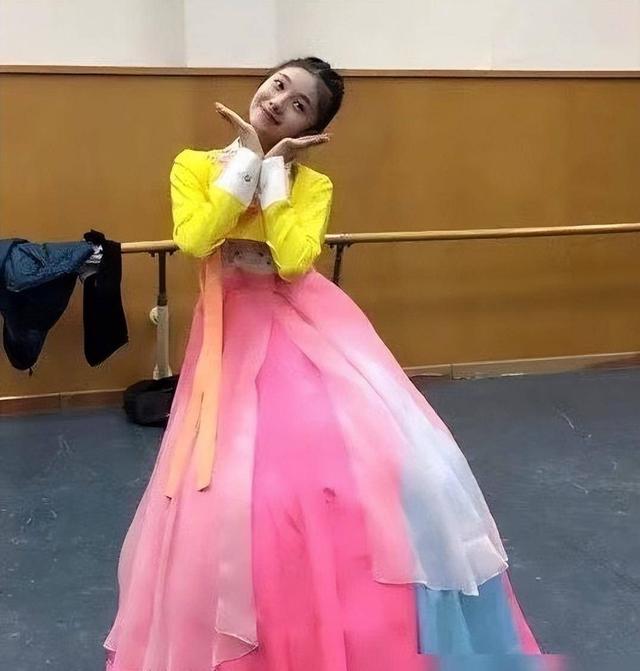 成龙都得给她提裙子，连赵丽颖都混不进的“京圈”，她却十拿九稳