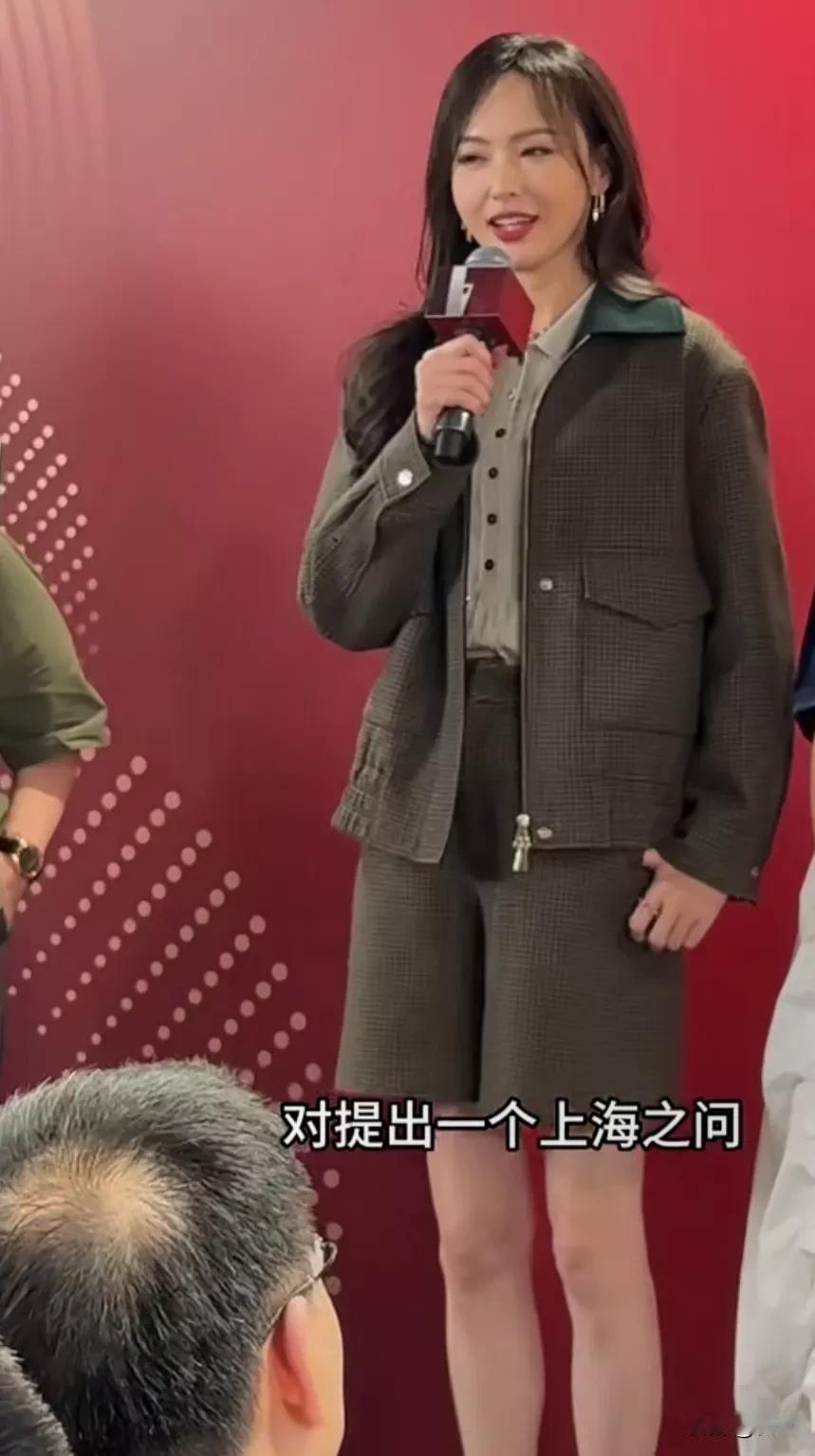 唐嫣出席上海书城活动,打扮低调又随和,43岁状态依旧少女感十足