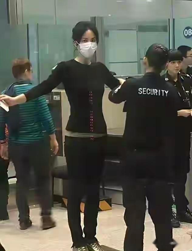55岁王菲机场安检,素颜马尾配黑T,窈窕身材清冷气场看呆路人