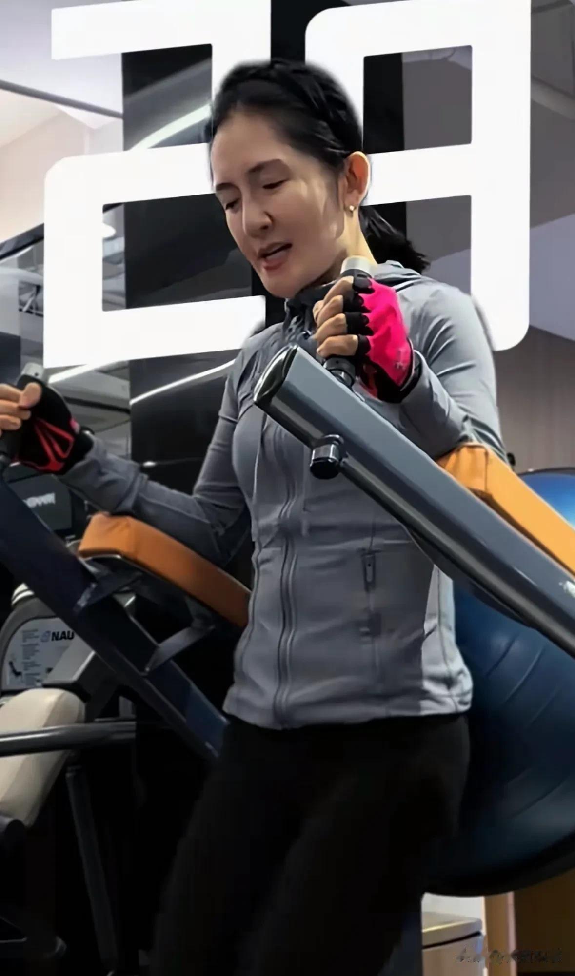 谢娜大方晒健身,身材真实有曲线,难怪张杰的喜欢藏不住