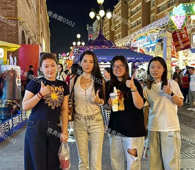 日本超市偶遇汪峰和森林北，森林北本人没照片好看，个子矮不年轻